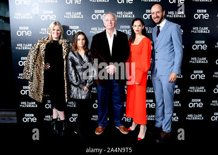 (Da sinistra a destra) Jane Tranter, Dafne Keen, Philip Pullman, Ruth Wilson e Jack Thorne frequentando la premiere del suo oscuro materiale trattenuto al BFI Southbank di Londra. Foto Stock