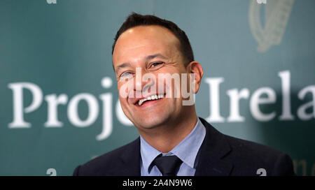 Taoiseach Leo Varadkar parlando ai media presso gli edifici del governo di Dublino. Foto Stock