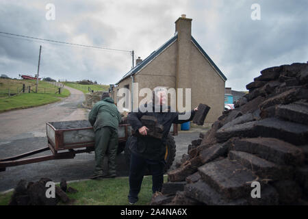 A Crofters Totegan Strathy sul punto di Caithness in Scozia pila torba hanno tagliato per il carburante invernale Foto Stock