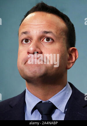 Taoiseach Leo Varadkar parlando ai media presso gli edifici del governo di Dublino. Foto Stock