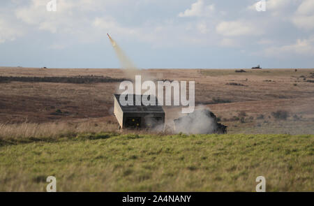 Membri del reggimento 26 Royal Artillery la loro posizione Multi Lancio del razzo (sistema MLRS) sulla Piana di Salisbury, Wiltshire durante l'esercizio Congreve lancia. Foto Stock