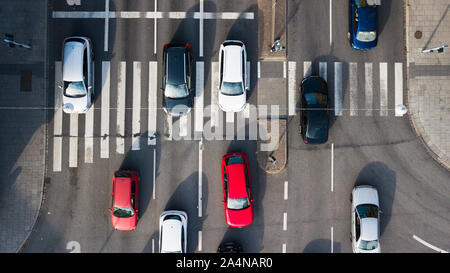 Vista aerea di veicoli sul bivio Foto Stock