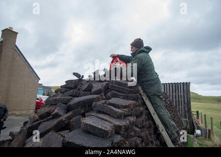 A Crofters Totegan Strathy sul punto di Caithness in Scozia pila torba hanno tagliato per il carburante invernale Foto Stock