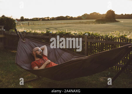 Giovane uomo rilassante in amaca Foto Stock