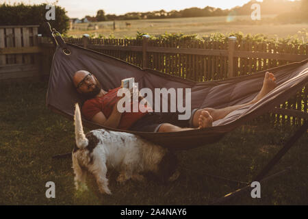 Giovane uomo rilassante in amaca Foto Stock