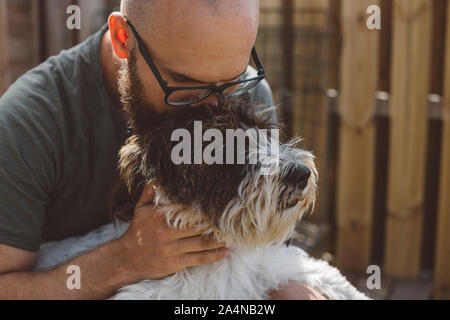 L'uomo gioca con il cane Foto Stock