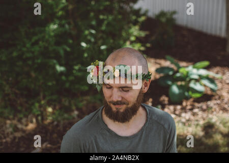 Uomo Barbuto che indossa corona Foto Stock