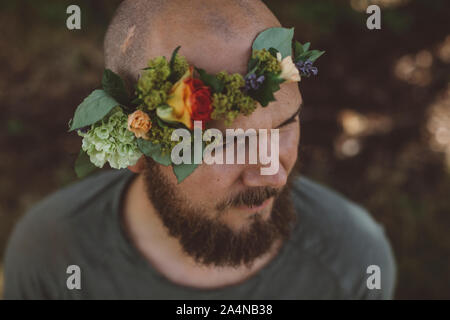 Uomo Barbuto che indossa corona Foto Stock