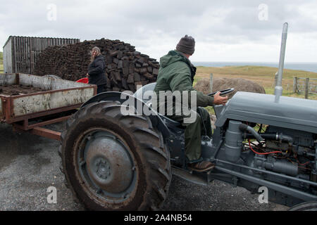 A Crofters Totegan Strathy sul punto di Caithness in Scozia pila torba hanno tagliato per il carburante invernale Foto Stock