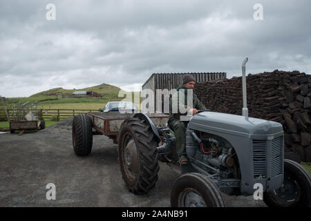 A Crofters Totegan Strathy sul punto di Caithness in Scozia pila torba hanno tagliato per il carburante invernale Foto Stock