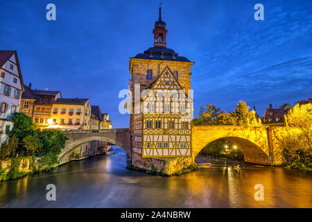 Il bellissimo municipio della città vecchia di Bamberg in Germania di notte Foto Stock