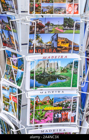 Ribeiro Frio, Madeira, Portogallo - Sep 12, 2019: Souvenir shop stand con stampa cartoline di Madera. La maggior parte dei popolari luoghi della bellissima isola portoghese. Acquisto di Souvenir, raccolta, collezionismo. Foto Stock