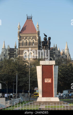 Le statue dei martiri a Hutatma chowk (martire square) vicino alla fontana della flora in Mumbai, India. Nel contesto sono il British-ser Oriental edifici e altri edifici.