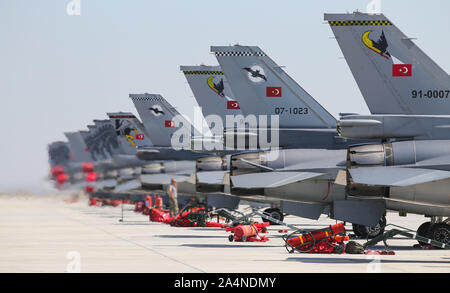 KONYA, Turchia - 26 giugno 2019: velivoli da combattimento a Konya aeroporto durante anatolica Eagle Air Force esercizio Foto Stock