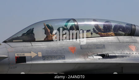 KONYA, Turchia - 26 giugno 2019: Jordan Air Force General Dynamics F-16BM Fighting Falcon (CN 6E-25) taxi a Konya aeroporto durante anatolica Eagle Air Fo Foto Stock