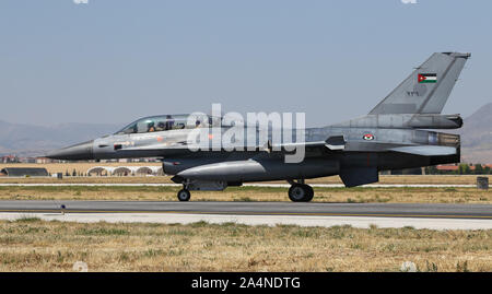 KONYA, Turchia - 26 giugno 2019: Jordan Air Force General Dynamics F-16BM Fighting Falcon (CN 6E-25) taxi a Konya aeroporto durante anatolica Eagle Air Fo Foto Stock