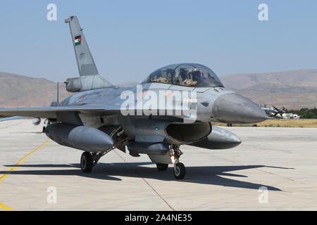 KONYA, Turchia - 26 giugno 2019: Jordan Air Force General Dynamics F-16BM Fighting Falcon (CN 6E-25) taxi a Konya aeroporto durante anatolica Eagle Air Fo Foto Stock