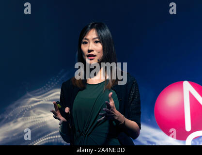 Vivian Li, Gruppo Leader presso il cricchetto Institute, spiegando come lab-coltivati, organiods possono essere utilizzati per la lotta contro il cancro mediante il potenziale rigenerativo per cellula staminale-terapia e organo di ricostruzione. Foto Stock