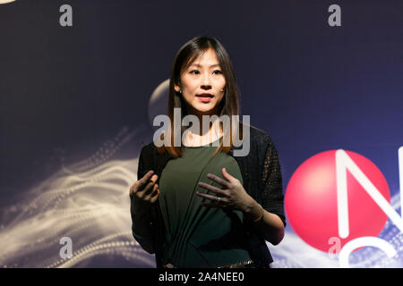 Vivian Li, Gruppo Leader presso il cricchetto Institute, spiegando come lab-coltivati, organiods possono essere utilizzati per la lotta contro il cancro mediante il potenziale rigenerativo per cellula staminale-terapia e organo di ricostruzione. Foto Stock