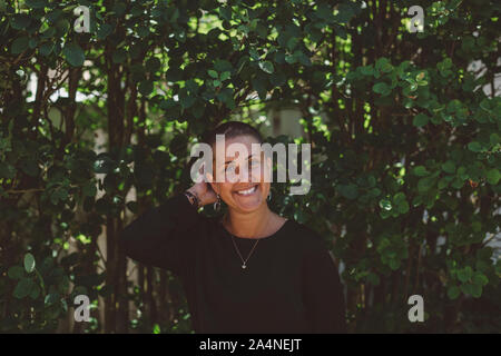 Donna con capelli corti di ridere Foto Stock