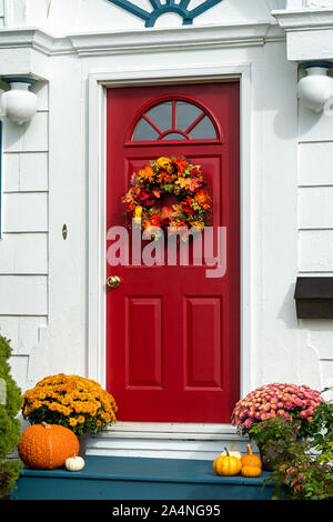 Davanti a una casa decorata per l'autunno. Foto Stock