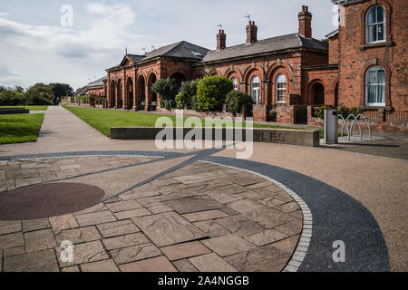 Spazio pubblico con il percorso che conduce a Freeport Hornsea come parte del Trans Pennine Trail nel Hornsea, Inghilterra Foto Stock