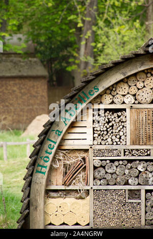 Un insetto hotel (chiamato anche un insetto house, casa di bug o bug hotel) in un parco pubblico a Parigi, offrendo un rifugio per gli insetti per un ecosistema migliore Foto Stock