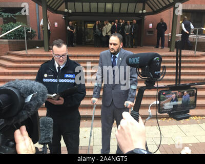 Supt Dave Twyford, capo della polizia stradale di West Midlands Polizia, recita una dichiarazione al di fuori Birmingham Crown Court al fianco di Pc Gareth Phillips, ladro di auto Mubashar Hussain è stato imprigionato per un periodo di dodici anni per il funzionamento su PC Phillips in un dirottato auto della polizia. Foto Stock