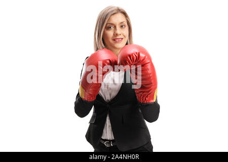 Donna bionda in abiti formali rosso indossa guantoni da pugilato e in piedi in posizione di guardia isolati su sfondo bianco Foto Stock