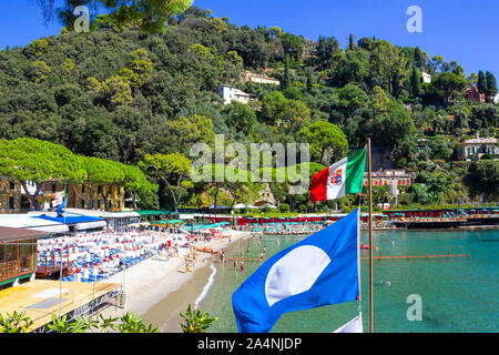 Spiaggia conosciuta come paraggi vicino a Portofino a Genova su un cielo blu e lo sfondo del mare Foto Stock