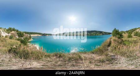 Visualizzazione panoramica a 360 gradi di Piena sferica perfetta hdri panorama a 360 gradi angolo di visione su chalkpit su Limestone Coast del grande lago turchese in giorno di estate in equirettangolare pr