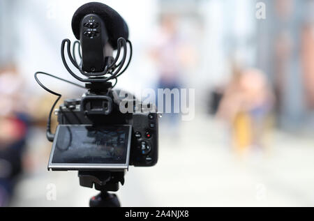 Videocamera su cavalletto, video della fotocamera e microfono professionale per la registrazione vocale Foto Stock