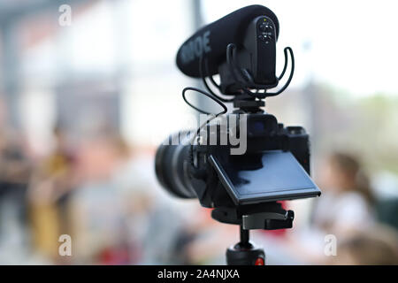 Videocamera su cavalletto, video della fotocamera e microfono professionale per la registrazione vocale Foto Stock