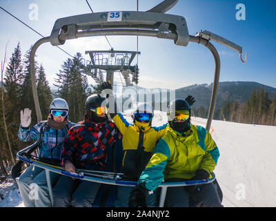 Gli amici di ski lift tenendo selfie Foto Stock