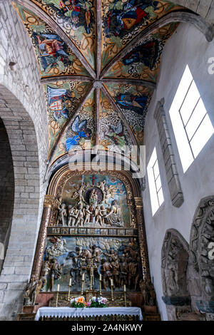 Pala dipinta e soffitto a volte in interni di Iglesia de San Nicolás de Bari o San Francisco, Aviles, Asturias, Spagna Foto Stock
