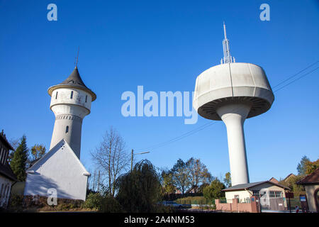 Il vecchio Hatzfeld Water Tower e la nuova torre di acqua, sulla destra, in Wuppertal Barmen in disuso torre di acqua per acqua di alimentazione, Foto Stock