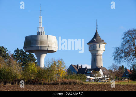 Il vecchio Hatzfeld Water Tower e la nuova torre di acqua, sulla destra, in Wuppertal Barmen in disuso torre di acqua per acqua di alimentazione, Foto Stock