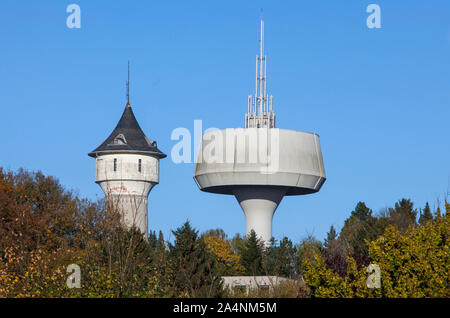 Il vecchio Hatzfeld Water Tower e la nuova torre di acqua, sulla destra, in Wuppertal Barmen in disuso torre di acqua per acqua di alimentazione, Foto Stock