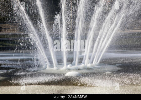 Fontana, fontana, inverno, parzialmente l'acqua congelata a meno temperature, Foto Stock