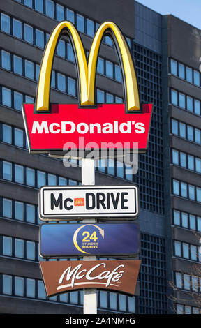 Pubblicità segno presso un ristorante McDonalds, con Mc Drive e McCafe, aperto 24 ore, Foto Stock