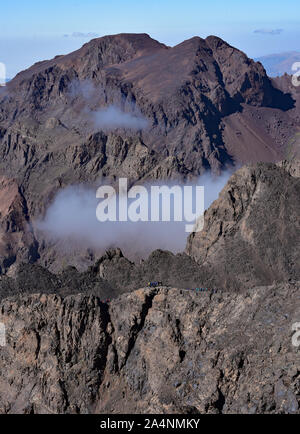 Vista dal vertice di Jbel Toubkal la montagna più alta in Africa del nord e si affaccia sulle cime delle circostanti montagne Atlas, Marocco, Africa. Foto Stock