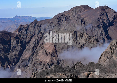 Vista dal vertice di Jbel Toubkal la montagna più alta in Africa del nord e si affaccia sulle cime delle circostanti montagne Atlas, Marocco, Africa. Foto Stock