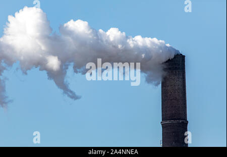 Camino, con emissione di fumo bianco, di una società chimica di Krefeld Foto Stock