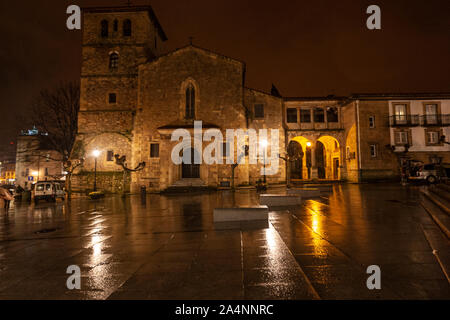 La Iglesia de San Francisco in Plaza Domingo Álvarez Acebal, di notte, Aviles, Asturias, Spagna Foto Stock