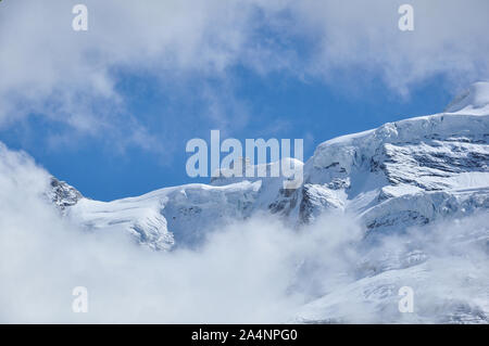 Osservatorio Jungfraujoch su un affioramento tra le vette del Monch e Junfrau montagne, Oberland bernese, Svizzera Foto Stock