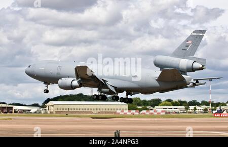 Il USAF KC-10un extender arrivando a RAF Fairford per il Royal International Air Tattoo 2019 Foto Stock