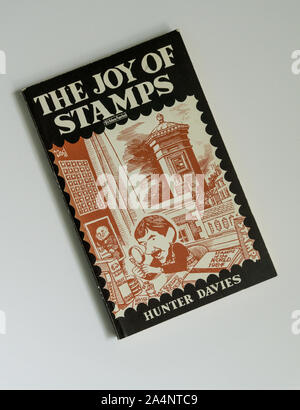 La gioia di timbri, un 1984 paperback dall'autore Hunter Davies. Foto Stock