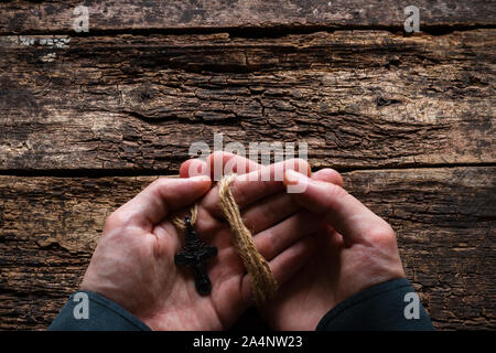 Uomo con una croce Foto Stock