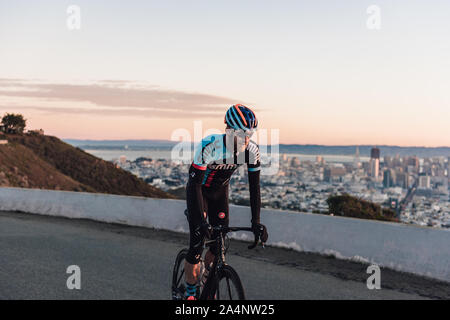 Ciclista mountain bike sulla sommità di twin peaks Foto Stock