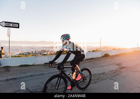 Ciclista mountain bike sulla sommità di twin peaks Foto Stock